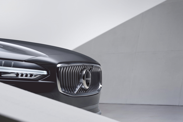 Volvo Cars esittelee uudistetut S90/V90-mallit