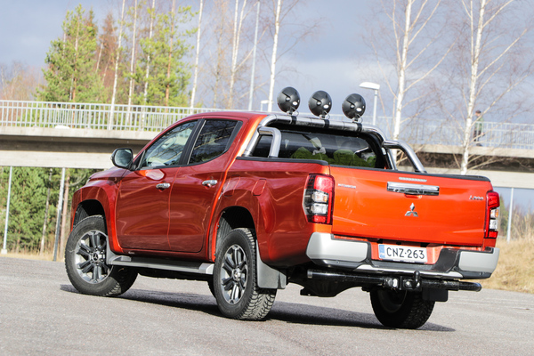 Mitsubishi L200 – Moniottelija