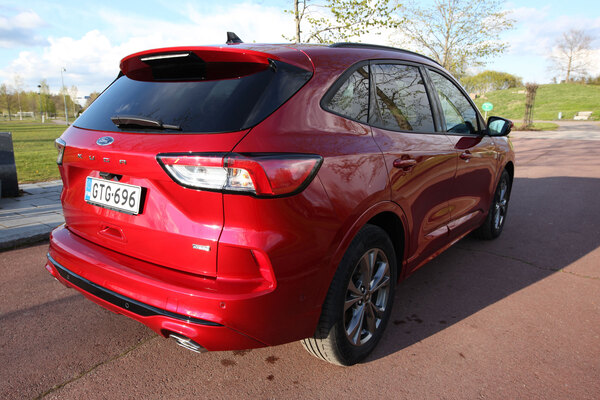Ford Kuga PHEV - tyylikäs ja tilava ladattava pihistelijä