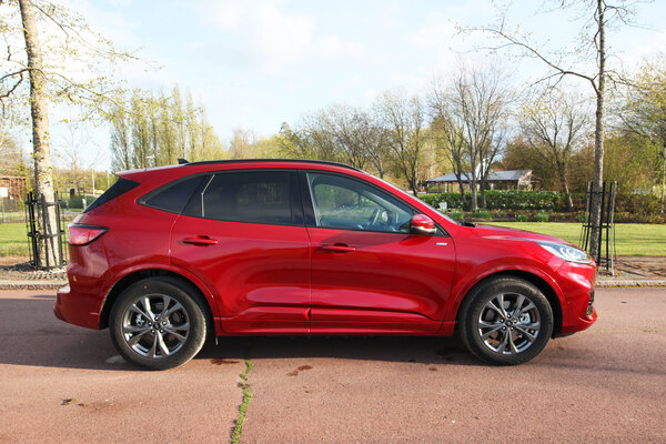 Ford Kuga PHEV - tyylikäs ja tilava ladattava pihistelijä