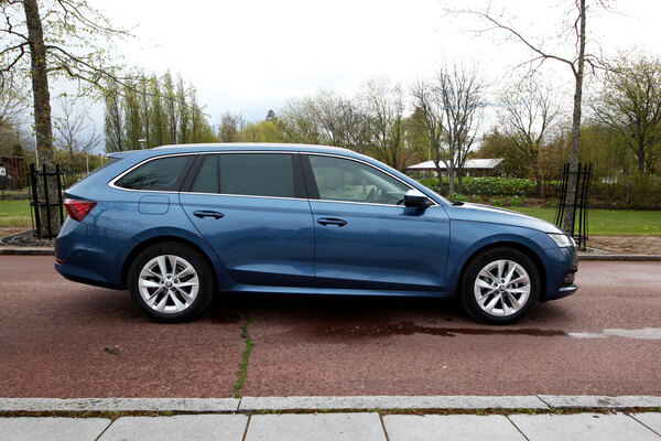 Skoda Octavia Combi - tekniikkaa ja tyyliä koko rahan edestä Skoda Octavia Combi - tekniikkaa ja tyyliä koko rahan edestä