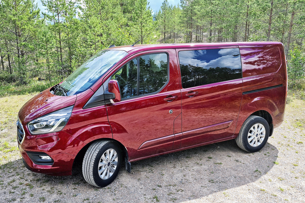 Ford Transit Custom Van PHEV – pakettiauto lataushybriditekniikalla