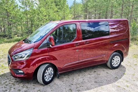 Ford Transit Custom Van PHEV – pakettiauto lataushybriditekniikalla
