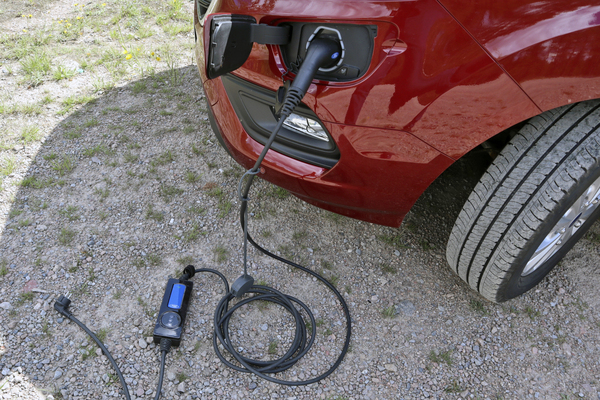 Ford Transit Custom Van PHEV – pakettiauto lataushybriditekniikalla