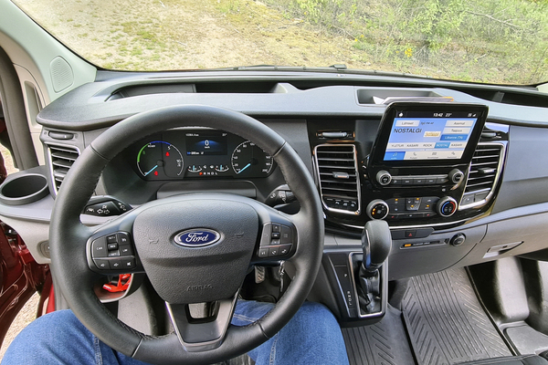 Ford Transit Custom Van PHEV – pakettiauto lataushybriditekniikalla