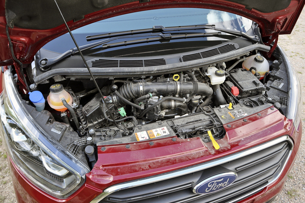 Ford Transit Custom Van PHEV – pakettiauto lataushybriditekniikalla