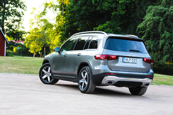 Mercedes-Benz GLB – Hulppeasti tilaa katumaasturiin