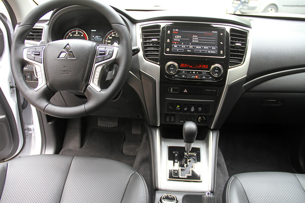 Työhön ja vapaa-aikaan – Mitsubishi L200 Double Cab kaksipaikkaisena työvälineversiona