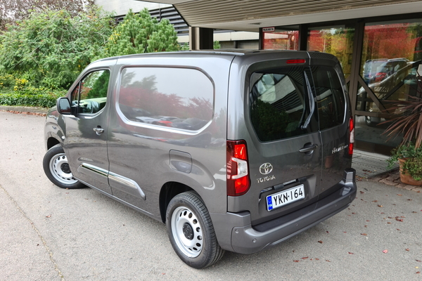Toyota Proace City   - Pieni pakettiauto suosittuun luokkaan