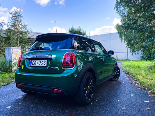MINI Cooper SE – Minitunnelmaa myös sähkömuodossa MINI Cooper SE – Minitunnelmaa myös sähkömuodossa