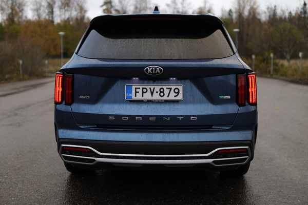 Kia Sorento Hybrid 2021 - iso, tekninen ja tilava