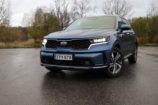 Kia Sorento Hybrid 2021 - iso, tekninen ja tilava
