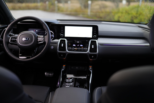 Kia Sorento Hybrid 2021 - iso, tekninen ja tilava
