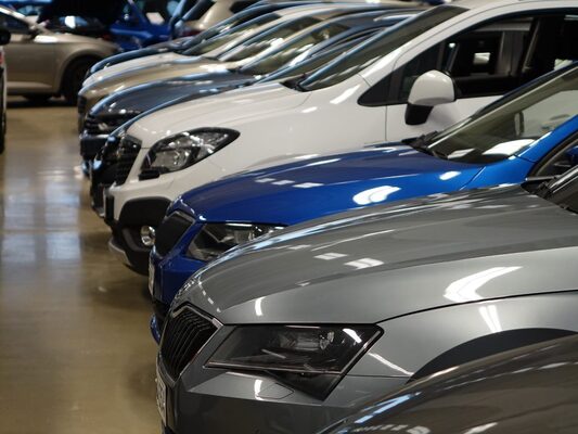 Suomalainen suosii edelleen omaa autoa - näin suhtaudumme autoilun muutoksiin