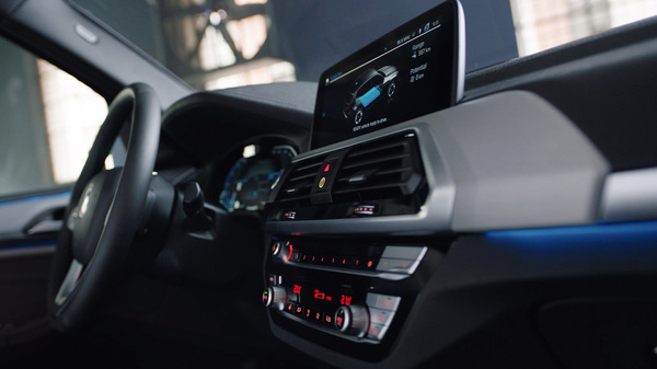 BMW iX3 rikkoo ennakkoluuloja täyssähköautoista BMW iX3 rikkoo ennakkoluuloja täyssähköautoista