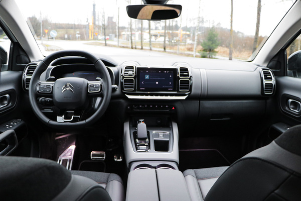 Citroen C5 Aircross Hybrid – Mukavasti pihistellen