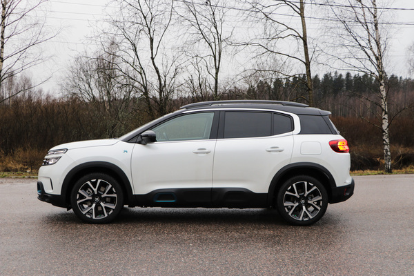 Citroen C5 Aircross Hybrid – Mukavasti pihistellen