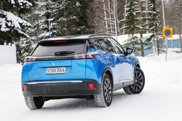 Peugeot e-2008 – Kisun tassuja palelee