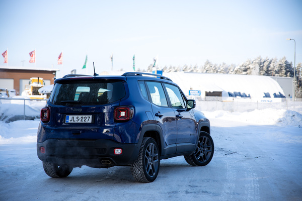Jeep Renegade 4XE – Pistokkeellisen verran kapinaa