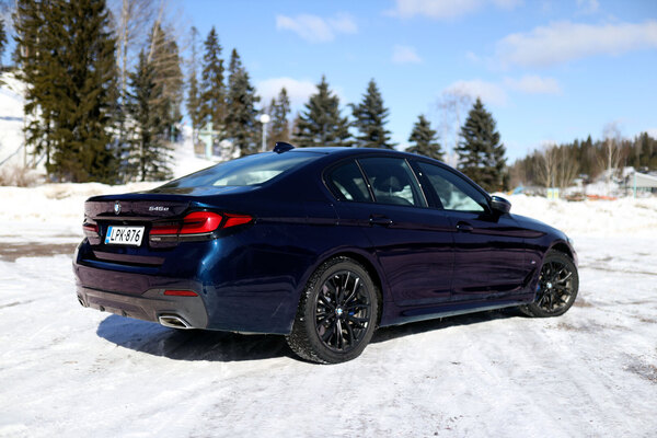 BMW 545e xDrive ei tingi tehoissa - BMW Hybridimallisto osa 9 BMW 545e xDrive ei tingi tehoissa - BMW Hybridimallisto osa 9