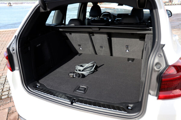 BMW iX3 on täyssähkö kaikilla mausteilla - BMW Hybridimallisto osa 10