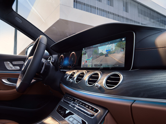 Klassikon uudet vaatteet - millainen on Mercedes-Benz E ladattavana hybridinä?