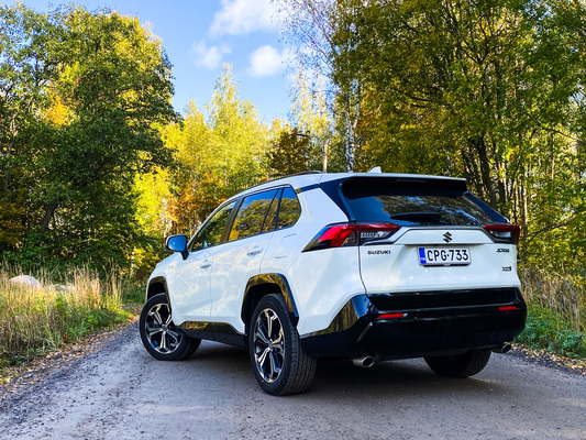 Suzuki Across – Ravi lainahöyhenissä Suzuki Across – Ravi lainahöyhenissä