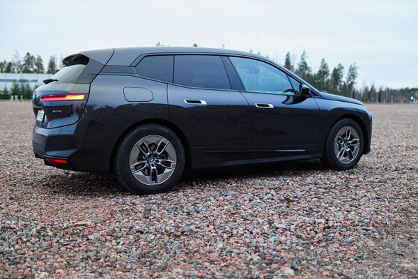 BMW iX - Monella tapaa erinomainen auto BMW iX - Monella tapaa erinomainen auto