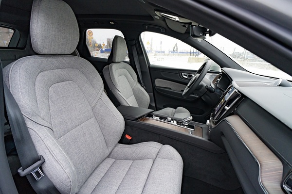 Sulattaa suomalaisten sydämet – Volvo XC60 Long Range -lataushybridi kulkee pitkälle