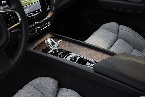 Sulattaa suomalaisten sydämet – Volvo XC60 Long Range -lataushybridi kulkee pitkälle