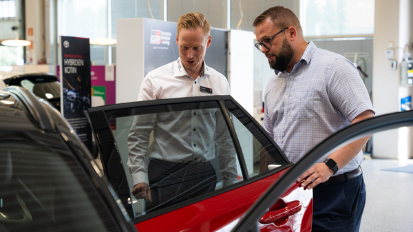 Säännöllisellä merkkihuollolla maksuton turva jopa 10-vuotiaalle autolle