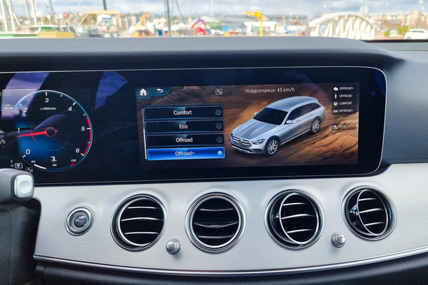 Mercedes-Benz E All-Terrain - maastokykyä ja mukavuutta farmarina