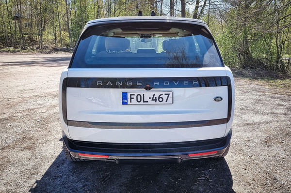 Range Rover - luksusmaasturi edustuskäyttöön ja tarvittaessa maastoon