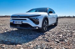 Citroen C5 X - kolme autoa yhdessä?