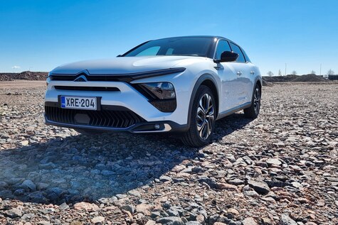 Citroen C5 X - kolme autoa yhdessä?