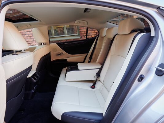 Lexus ES 300h - luksusta kilpailijoita edullisemmin