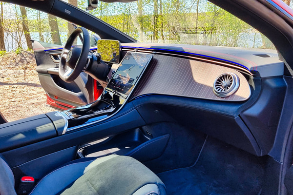 Sähköinen Mercedes-EQ EQE - tulevaisuuden tekniikan ja perinteikkään mukavuuden liitto