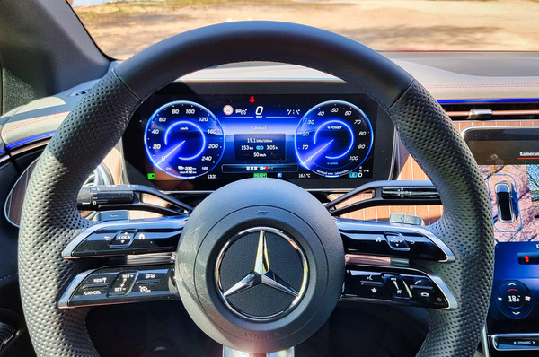 Sähköinen Mercedes-EQ EQE - tulevaisuuden tekniikan ja perinteikkään mukavuuden liitto