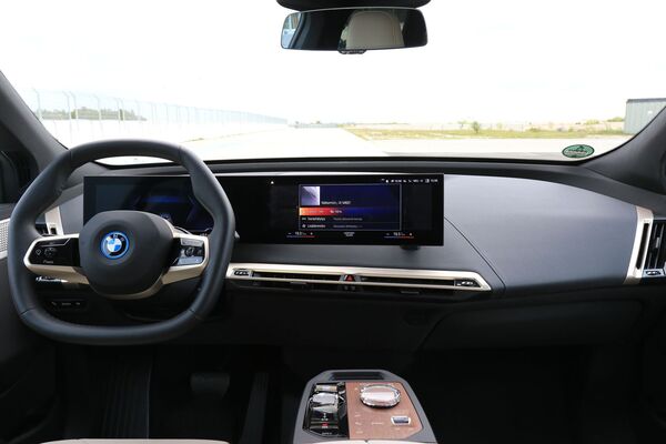 BMW iX M60 - lisää tehoa saanut katumaasturi on maaginen kokemus