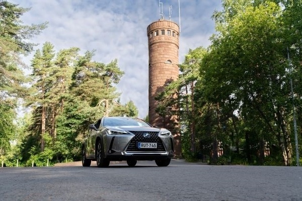 Käsityötaidosta tunnetun Lexuksen mallistossa on käynnissä sähköistymisen murros