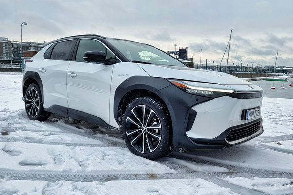 Toyota bZ4X - Myöhässä mahtavana markkinalle?