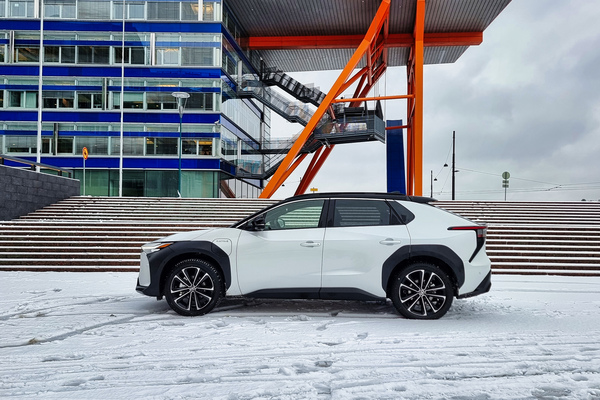 Toyota bZ4X - Myöhässä mahtavana markkinalle?