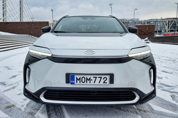 Toyota bZ4X - Myöhässä mahtavana markkinalle?