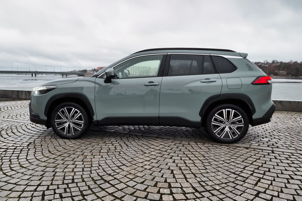 Toyota Corolla Cross - Näppärä nelivetoinen