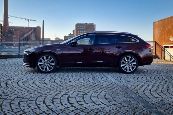Mazda6 Wagon 20th Anniversary - päivitys ja juhlaversio