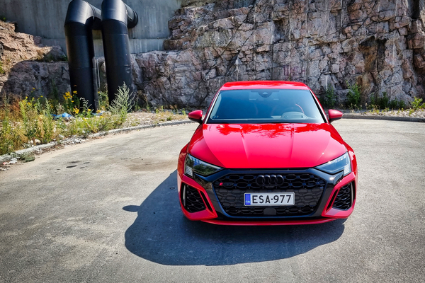 Audi RS 3 - polttomoottoriauto hyökkää kuin hyeena