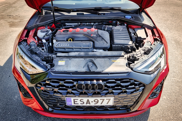 Audi RS 3 - polttomoottoriauto hyökkää kuin hyeena