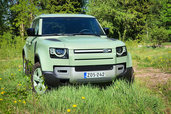 Land Rover Defender 75th - Juhlamallin kuninkaallinen kyyti