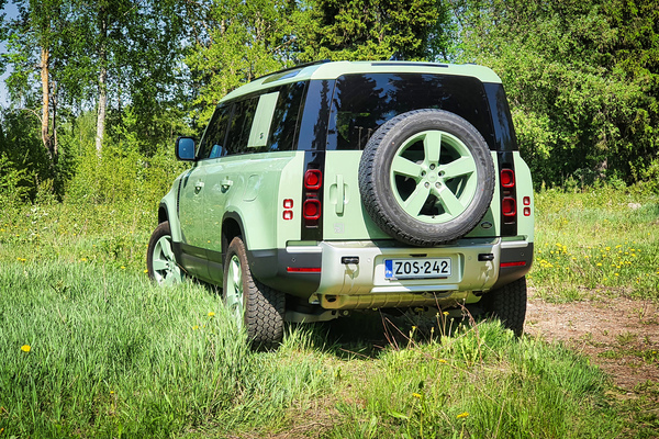 Land Rover Defender 75th - Juhlamallin kuninkaallinen kyyti