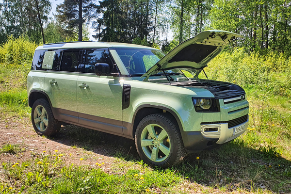 Land Rover Defender 75th - Juhlamallin kuninkaallinen kyyti